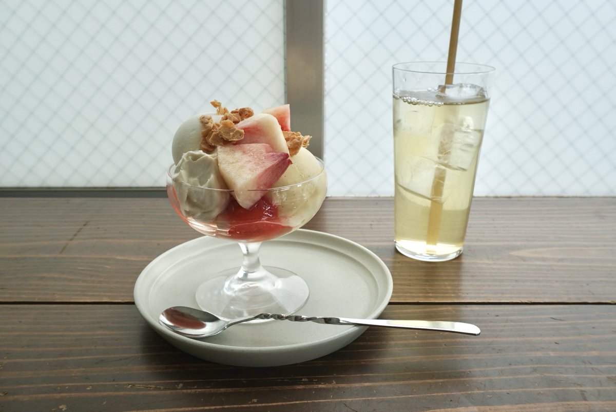 lockandgo65's tweet photo. 桃のデザートアイス、グリーンティーブレンド(アイス)。

桃は山梨の嶺鳳(れいほう)。あかつき系らしく、山梨県民に好まれそうな硬くて甘い品種。

at TiTRE(祖師ヶ谷大蔵) https://t.co/5fw8dFWBQm