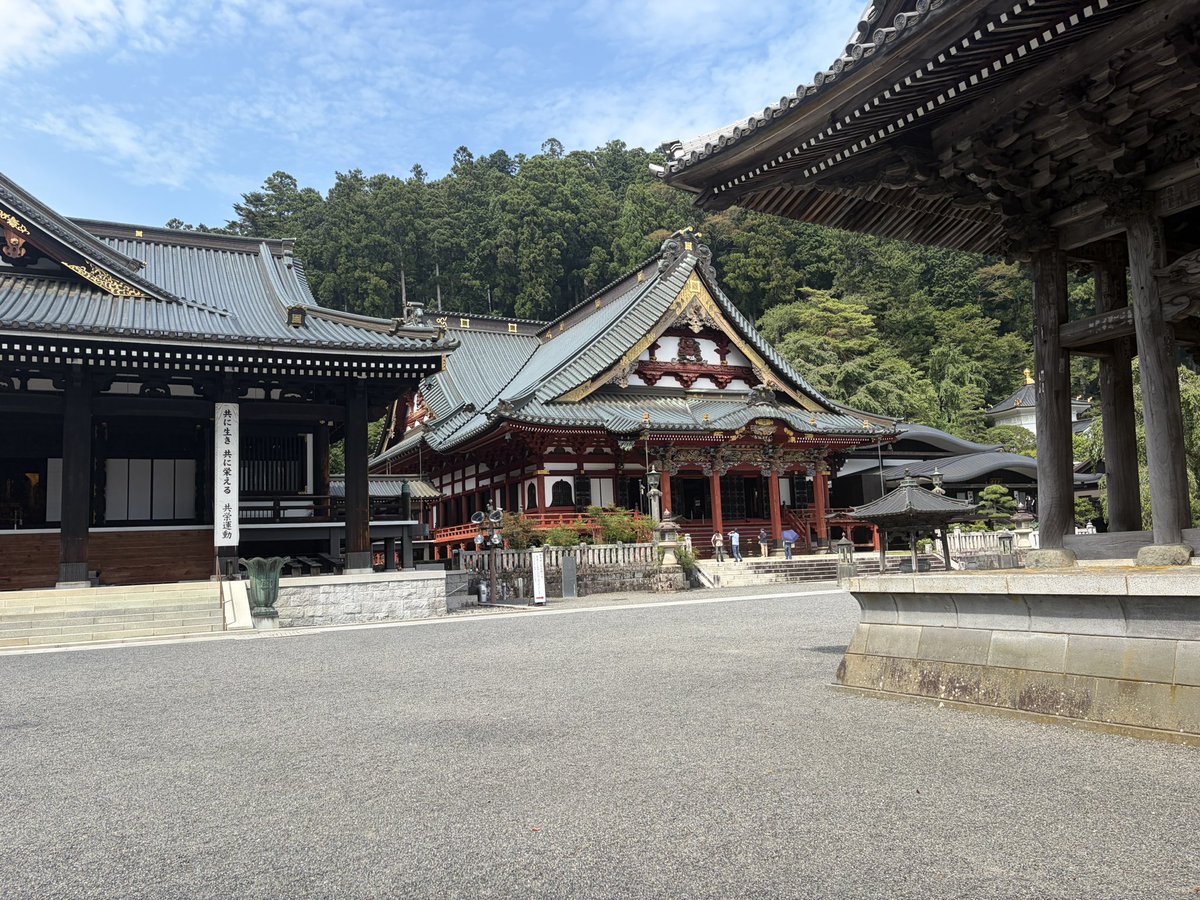 M9Ver's tweet photo. 今日は急に懐かしい場所に行きたくなったので南部と身延に遊びにきました🎵

久しぶりに久遠寺に行ってきたけど、石階段登るのに汗だくになってしまった💦

きつかったけど食べたかった生ゆばとみのぶまんじゅう買えたからご機嫌です☺️ https://t.co/y7Ih7XVPjf