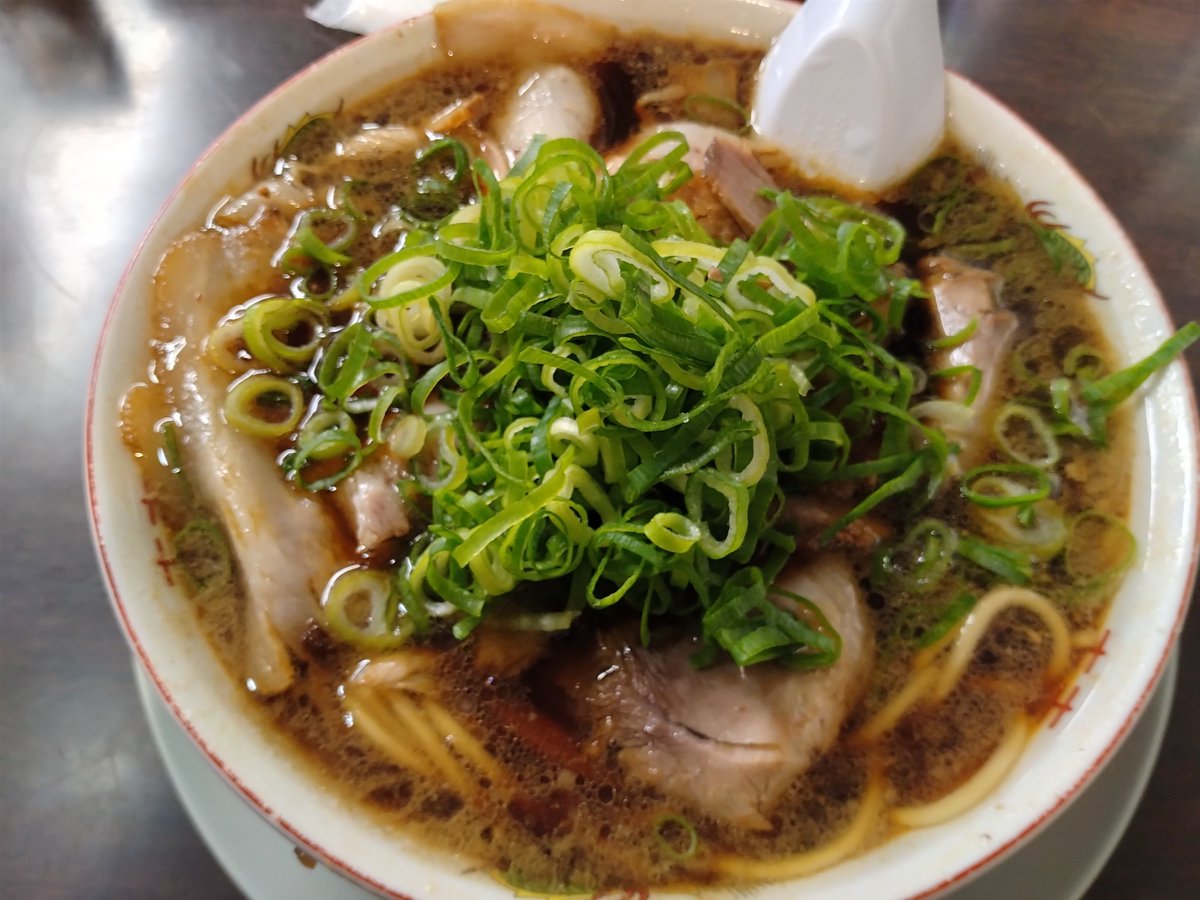 TAKA50924565's tweet photo. 暑い！
塩分必要だろ！？

ってことで新福菜館

チャーシュー麺頼んでないのにチャーシューめっちゃ入ってる笑
やはり1口目の味は最高です。
醤油の香りと豚のコク、そして塩分(ﾟ∀ﾟ
（塩辛さはそんな感じません※人による）

腹パン(-_-)zzz

＃ラーメン https://t.co/1rMUpy9jr1