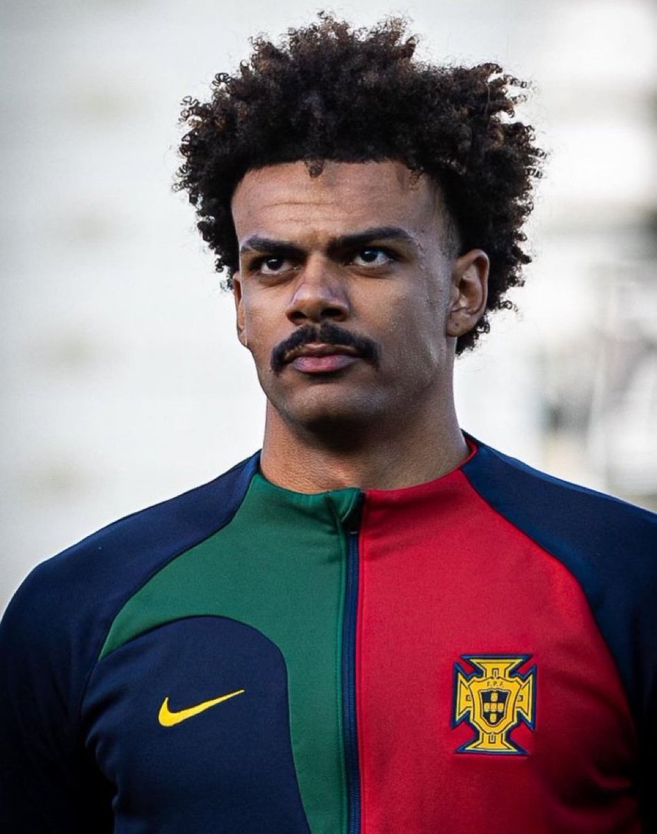 Madridpulse0's tweet photo. 🚨 Real Madrid are monitoring Villarreal defender Renato Veiga as a potential defensive signing.

The 22-year-old is on the club's shortlist after impressing during the World Cup with Portugal.

 depend on Asencio's future, with Veiga viewed as a possible replacement.

 @marca https://t.co/KeNKhXNg6Z
