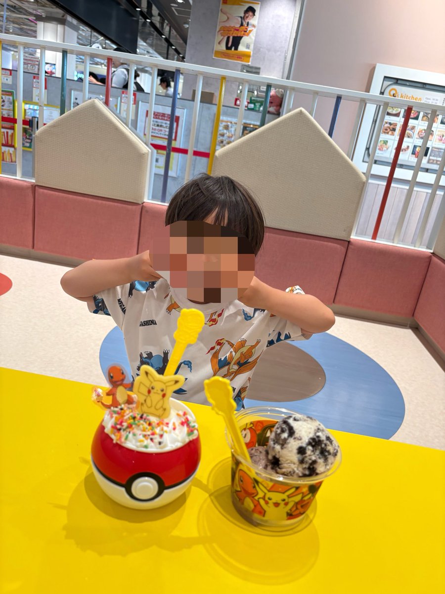 ayano3459's tweet photo. 朝からポケモンフレンダして、31のポケモンコラボアイス食べて
お誕生日用にポケモンのアイスケーキ予約できて一安心😊
喜んでくれるのが楽しみー！
全身リザードンの格好だったからか、お姉さんがヒトカゲのピックつけてくれたし
めっちゃ忙しそうで40分ぐらい並んだけど笑顔で素敵でした！ https://t.co/JerTVU2vqj