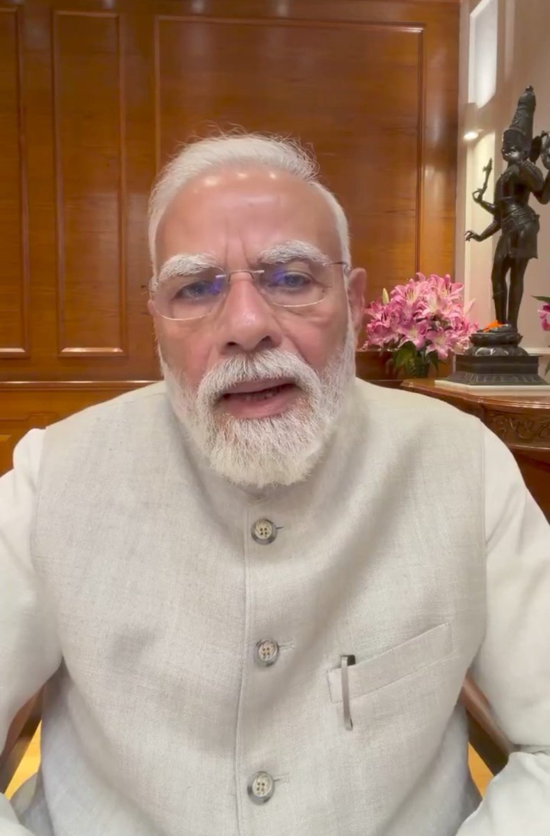 sameer44955's tweet photo. सांप से वफादारी की कुत्ते से गद्दारी की और भाजपा से यारी की उम्मीद कभी मत रखना।

कल रात में मोदी जी ने आकर फिर खुदको नेहरू जैसा विशाल हृदय दिखाने की नाकाम कोशिश की उन्होंने कहा-

"जंतर मंतर प्रोटेस्ट में हमको गाली देने वालों को हम माफ कर रहे हैं सारे केस वापस ले रहे हैं आप लोग भी माफ कर दीजिए।"

अरे मोदी जी जब प्रोटेस्ट खत्म करते समय ये बात हो गई थी कि युवाओं पर कोई केस नहीं होगा तो अपने क्यों केस किए।

क्यों भाजपा IT सेल ने बेटियों का चरित्र हनन किया क्यों उनको गालियां दी क्यों तमाम युवा गिरफ्तार किए गए क्यों उनके अकाउंट उड़ाए गए।

यानी अपने अपना पूरा काम कर लिया अब आराम खुदको  भगवान साबित कर रहे हो GEN Z मूर्ख नहीं है।