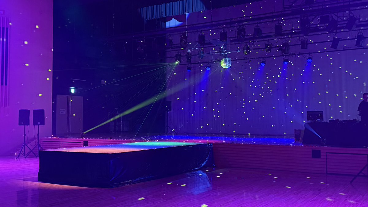 karuplus's tweet photo. 本日のKARUMAI DANCING NIGHT 用に、花道とミラーボールが設置されました！

誰も見たことがない宇漢米館がはじまろうとしています。

ドリンクお酒、食べ物も御用意していますので、踊らなくても、まったり過ごすだけでも楽しいですよ！ https://t.co/3iGpUCT9qo