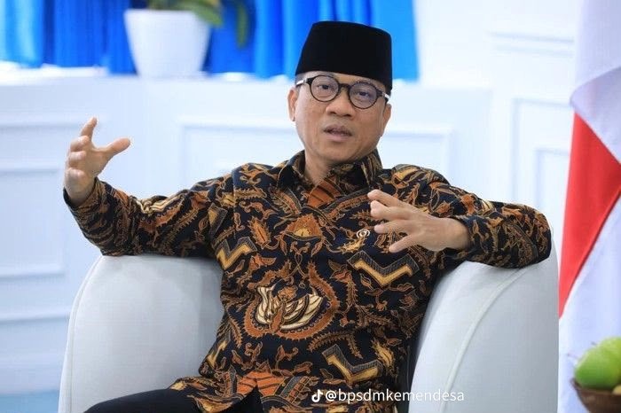 HensuSampit's tweet photo. Menteri Desa dan Pembangunan Daerah Tertinggal, Yandri Susanto, angkat bicara terkait viralnya video di media sosial yang menampilkan sosok mirip dirinya. Yandri menegaskan video tersebut tidak benar dan menyesatkan. Dalam narasi itu disebutkan ada aturan larangan mendirikan kios https://t.co/lGoQJ5GwLG
