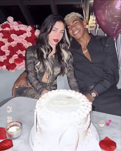 FWvoss_NG's tweet photo. Footballers date the prettiest women https://t.co/O5gZVX3qmI
