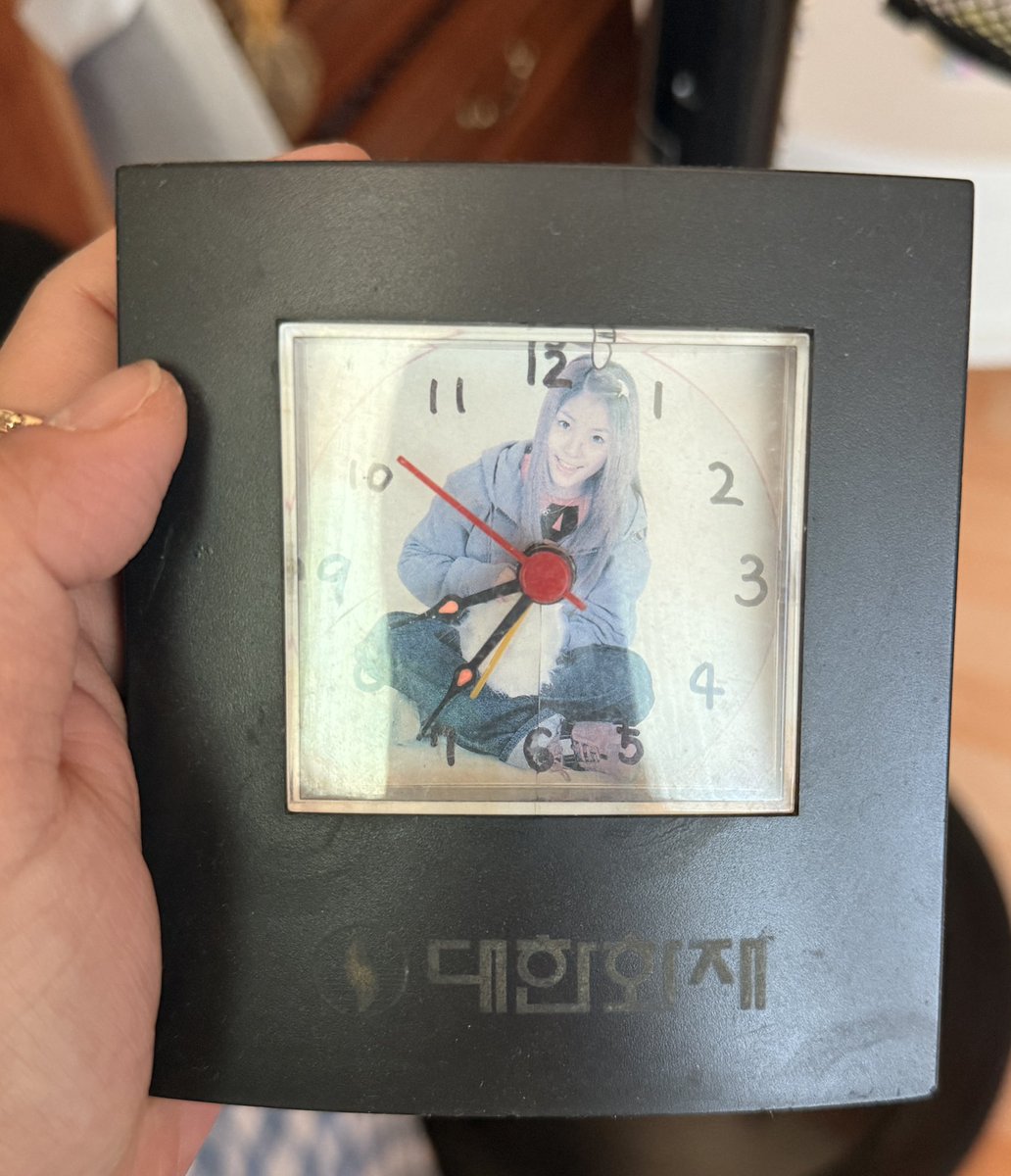 avec35's tweet photo. 시계 안의 보아는 'SARA' 노래 때.
잡지에서 조심스레 오려 시계 안에 넣어뒀던 너를 오랜만에 만났다.

사진첩에 있는 너의 사진은 2집 때.
친정 왔더니 숨겨진 보물들이 많아서 되게 행복하다.
내 고딩시절 부터 네가 내 전부였다.
알고 있니, 보아야? ㅋㅋㅋㅋㅋㅋ https://t.co/53Zw8P6Fky