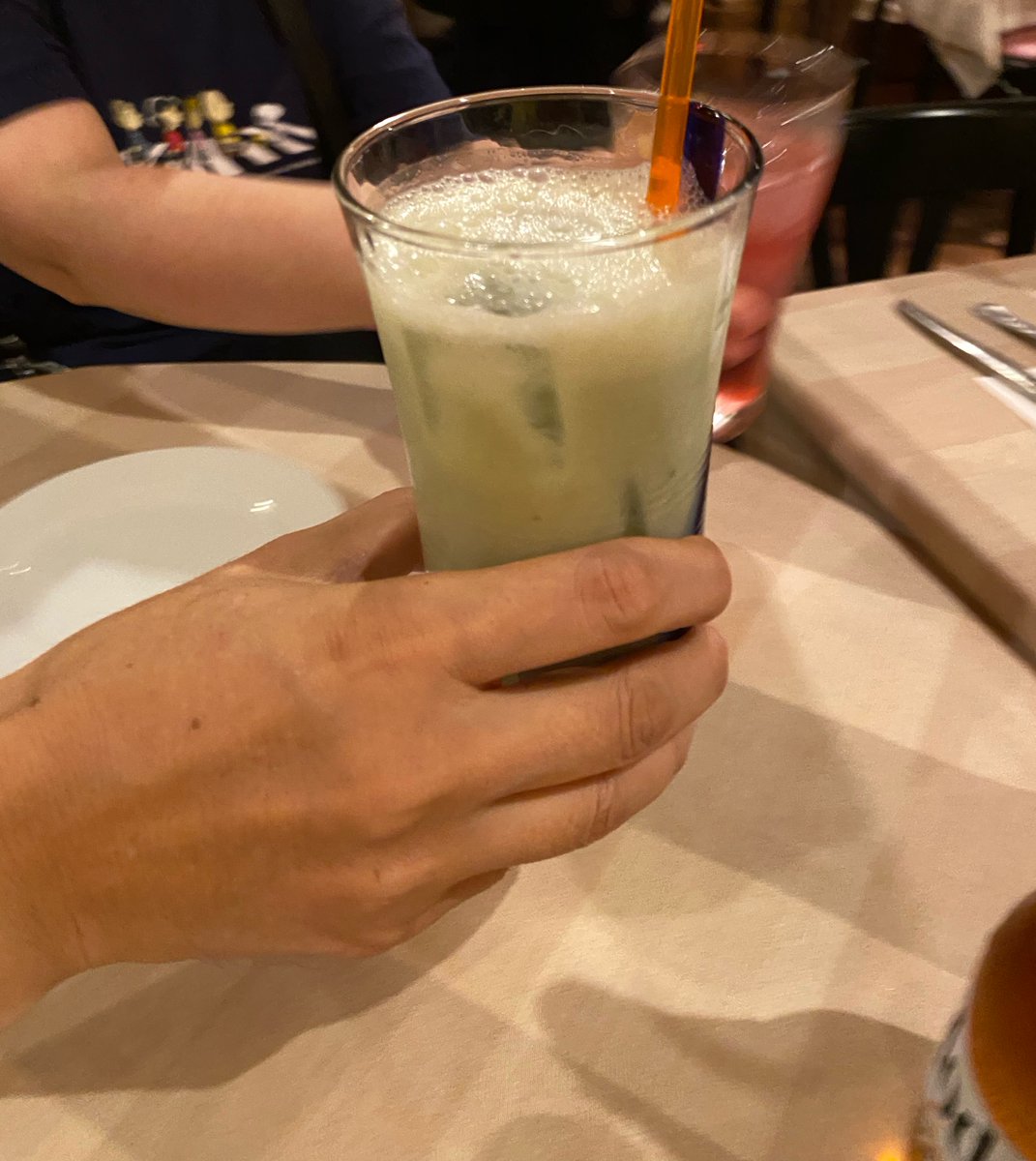 Tezziano's tweet photo. 艦長、論理的に愉しすぎる友人たちのW杯現地観戦みやげ話をメヒコレストランで生サボテンジュースと共にたっぷりいただいて、満腹なフライデーナイトでした。今日は別件バウアー打ち合わせでまた四ッ谷の地に降り立つと、夏休みとはいえ街も電車も人出の多さに驚きます。地球人は元気です https://t.co/09v7qcUJYB
