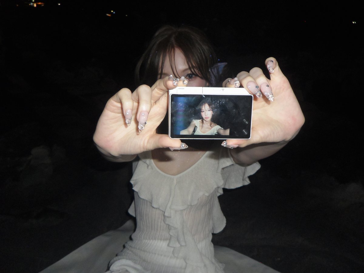 suniswendy's tweet photo. ᅠ
Some of you said this is me being siren, but I meant to be a mermaid for #VelvetSummer. 🧜🏻‍♀️ 
ᅠ https://t.co/5JUuYTXSuR