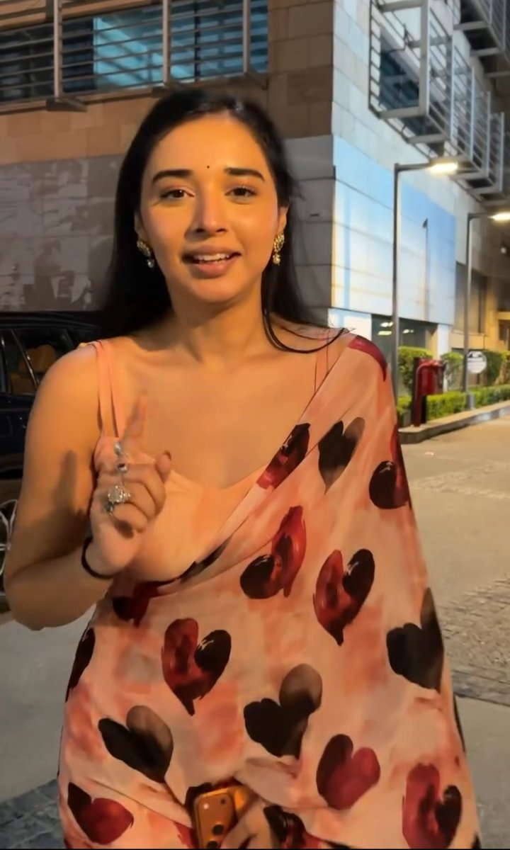gashu55881's tweet photo. Tanya is looking absolutely gorgeous in her latest reel ❤️🧿

Her smile, confidence n natural charm make the entire reel even more captivating 😍👌
 
Happy Morning looks like this 🌻🌞

@itanyamittal 🔥

#TanyaMittal #TanyaKaParivaar https://t.co/mJc7Nm8btR