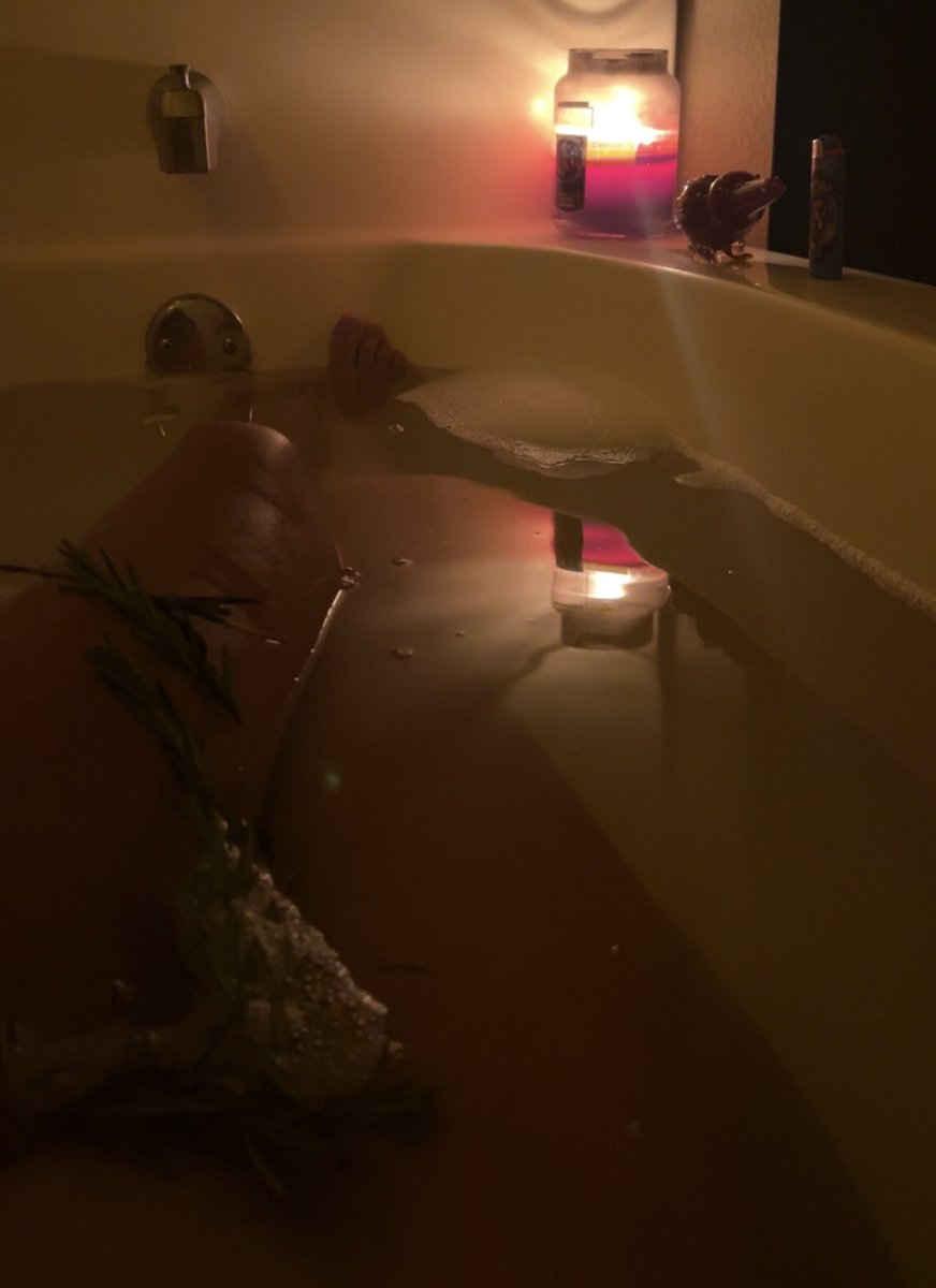 ChainedEm__xx's tweet photo. 🖤self-care night🫧🍃

#lovesick #horny #latina #bath #nsfw #nsfwtwtً  #nsfwtwtًً  #esex #sext #sexy https://t.co/kzdGhKBFPg