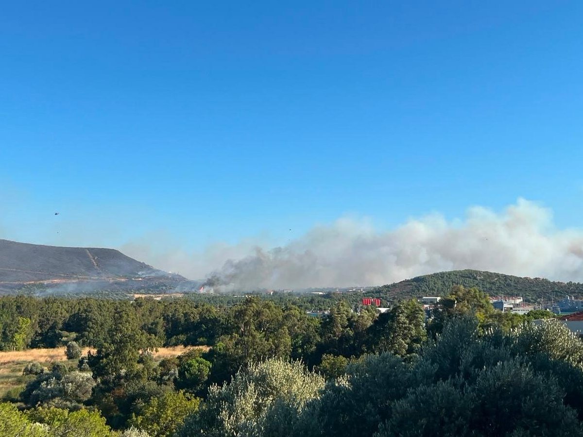 inizmircomtr's tweet photo. Foça Deniz Üs Komutanlığı yakınında çıkan orman yangınına İzmir Büyükşehir Belediyesi İtfaiye Dairesi Başkanlığı ile İzmir Orman Bölge Müdürlüğü ekipleri havadan ve karadan yoğun müdahalede bulundu.

Yangının şiddetli rüzgarın etkisiyle büyümesi üzerine bölgede geniş güvenlik önlemleri alınırken, alevlerin askeri cephanelik, cezaevi ve hayvan barınağına ulaşmaması için ekipler yoğun çalışma yürüttü.

Ekiplerin koordineli müdahalesi sonucu yangın kontrol altına alındı. Bölgede soğutma çalışmaları sürüyor.