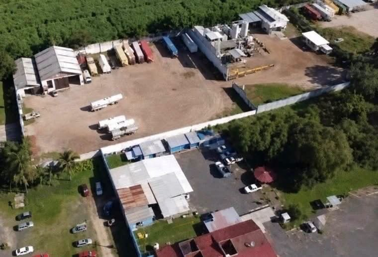 GARCIPAVON's tweet photo. PALACIO DE GOBIERNO
El Gabinete de Seguridad Federal tuvo que corregir la plana.
Lo que primero vendieron como una "mini refinería clandestina" en Coatepec, no lo era. Era un centro de acopio de huachicol, una bodega llena de combustible robado.
¿Lo grave?
Está a solo 29 minutos del Palacio de Gobierno, desde donde despacha la gobernadora Rocío Nahle.
Hasta ahora:
🛑 Predio bajo resguardo de la Guardia Nacional.
🛑 FGR ya investiga el origen del combustible.
🛑 No hay detenidos confirmados.
Veracruz es el segundo estado con más tomas clandestinas del país y ahora resulta que las bodegas están en el patio trasero de la capital.
¿De verdad no sabían que operaba ahí?
✍️  Veracruz en Acción (Noticias)