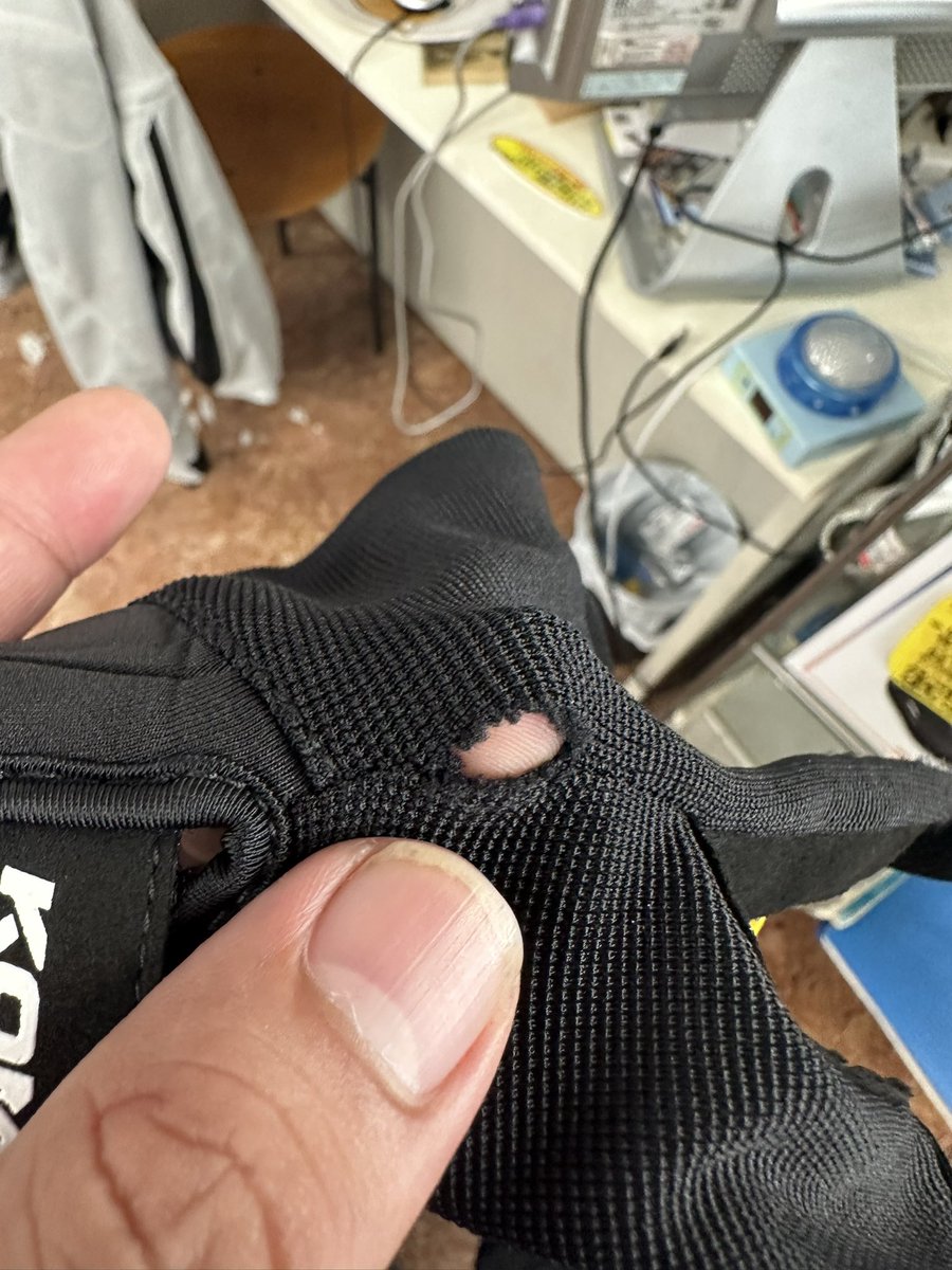 maetakaR12GS's tweet photo. Amazonで買ったコミネのグローブ、一回で破れるゴミやった。2200円だから仕方ないわな。 https://t.co/9jfmoD7JOp