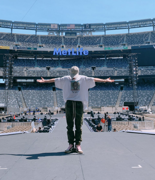 uarmyvibe's tweet photo. HOBI WILL BE ON THE SAME STAGE AT METLIFE STADIUM TODAY! https://t.co/zT8GvFmT2T