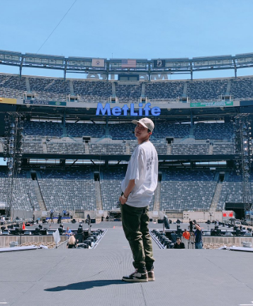 uarmyvibe's tweet photo. HOBI WILL BE ON THE SAME STAGE AT METLIFE STADIUM TODAY! https://t.co/zT8GvFmT2T