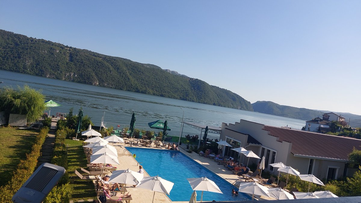 LucianSarbu's tweet photo. Așa era Dunărea la cazane în urmă 2 zile. Nivelul lacului de acumulare e foarte ok, apa era până sus, aproape de mal. https://t.co/6gVK4dQvk3