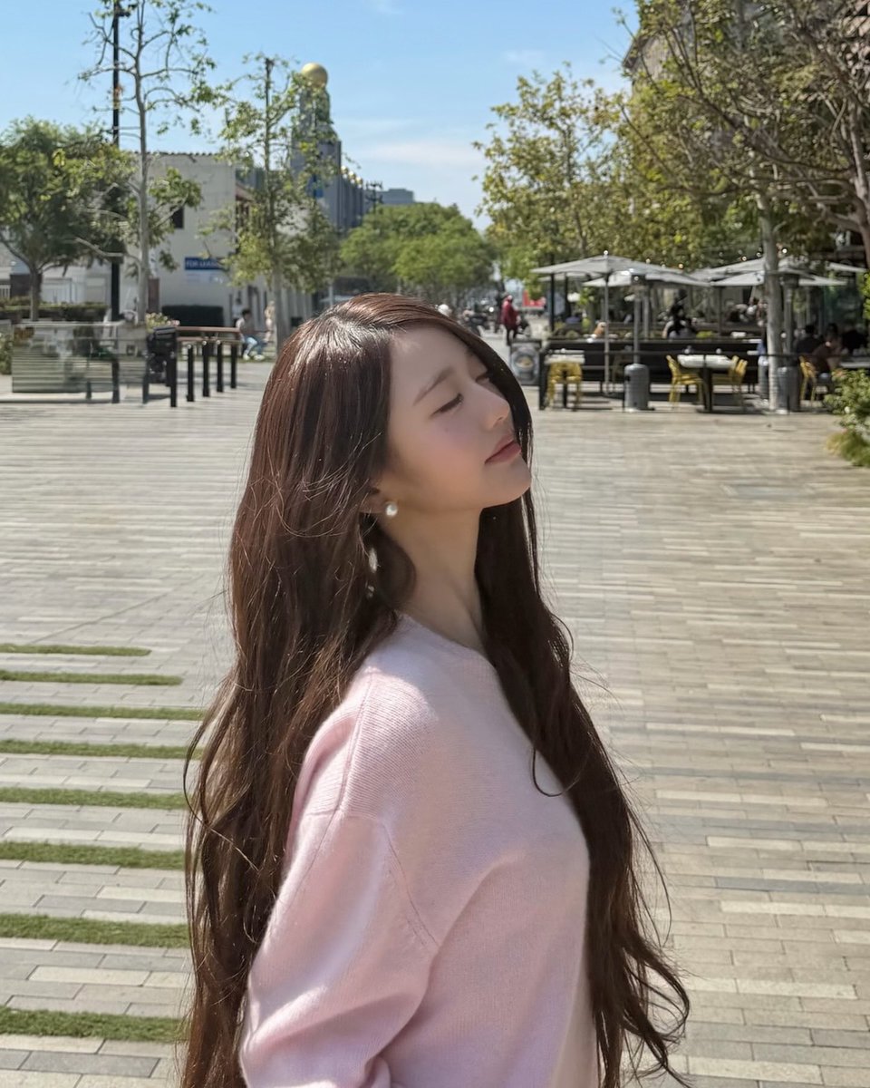 illicitgraves's tweet photo. #SoojinSaturday 🩷

Admiring my beautiful wife. https://t.co/Rh4XNSjXAc