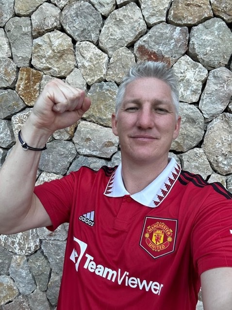 SimplyUtd's tweet photo. 🚨 Happy birthday 🎉 to former Reds Bastien Schweinsteiger who turns 42 today. One of Manchester United biggest supporter off the pitch. 👏 https://t.co/XrTLIeVt5W