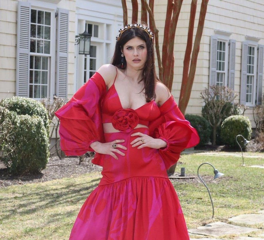 xavier93yc's tweet photo. Alexandra Daddario's striking blue eyes became an internet sensation. https://t.co/8XDuMlv9bw