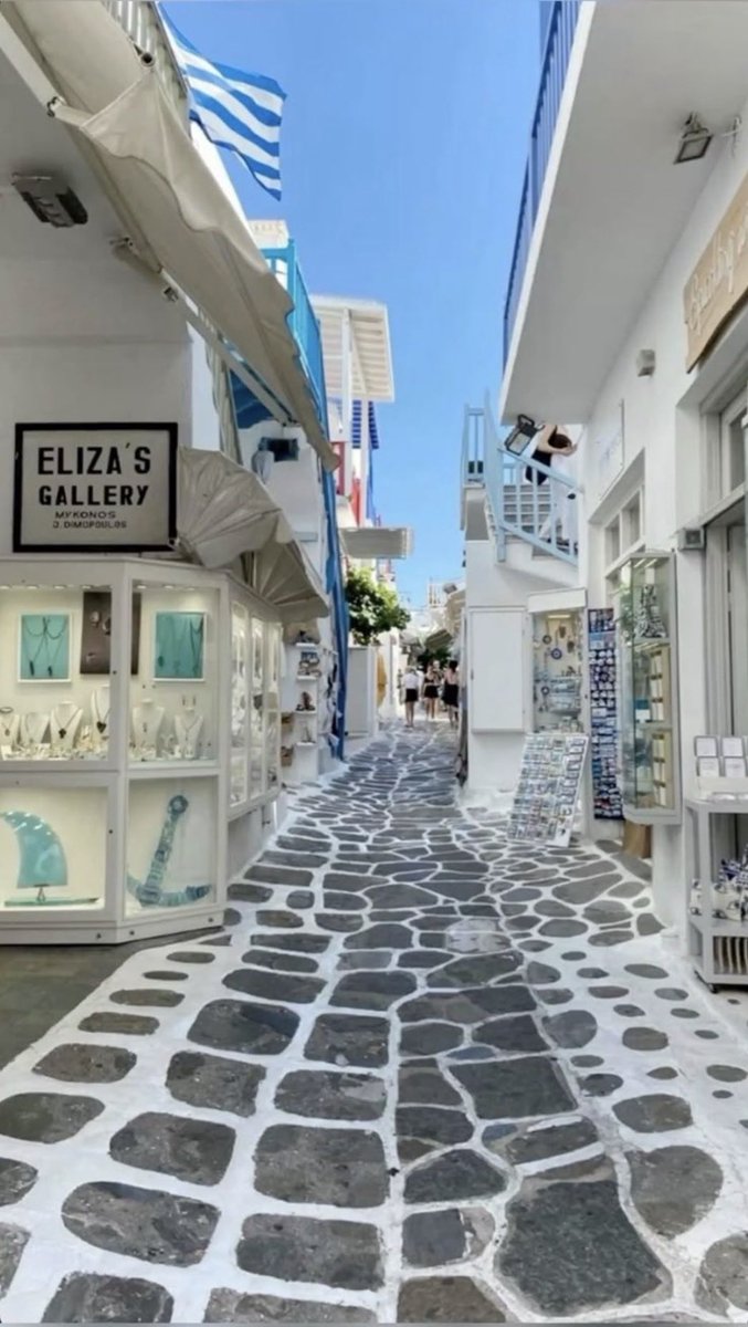 travelgirl_love's tweet photo. 【予算15〜25万円】（3泊4日）

🇬🇷サントリーニ島

一生に一度は行きたい、白い街並みと青いドームが広がる絶景リゾート。🥺
エーゲ海の間近で、素敵なカフェやレストランを楽しめる🍽️🌊

4〜5月・10月は混雑少なめで旅費も抑えやすい狙い目✨ https://t.co/bituzBksLK