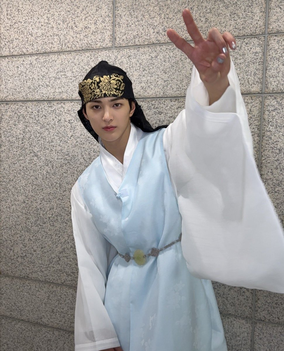 lowao_'s tweet photo. 한복 입은 건호 다시 보는데 복건이 이마까지 덮어서 잘생긴 얼굴 더 잘 보이고 이목구비도 또렷해지고 하늘색 한복도 찰떡이라 코디 맡으신 분 상 줘야할 정도로 레전드였음.. ㅜㅜ https://t.co/LJkQSA6GJZ