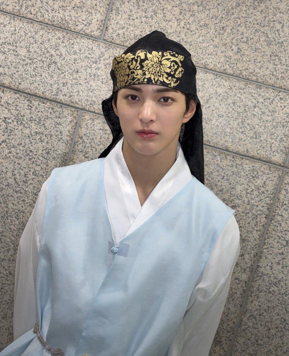 lowao_'s tweet photo. 한복 입은 건호 다시 보는데 복건이 이마까지 덮어서 잘생긴 얼굴 더 잘 보이고 이목구비도 또렷해지고 하늘색 한복도 찰떡이라 코디 맡으신 분 상 줘야할 정도로 레전드였음.. ㅜㅜ https://t.co/LJkQSA6GJZ