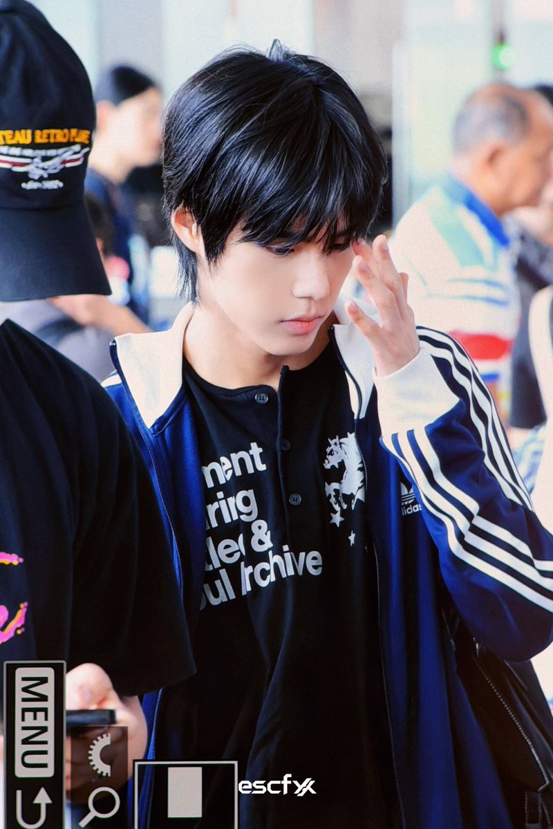 escfxx's tweet photo. 260801 ✈️✈️

#82major #황성빈 https://t.co/IzXKD65NjO