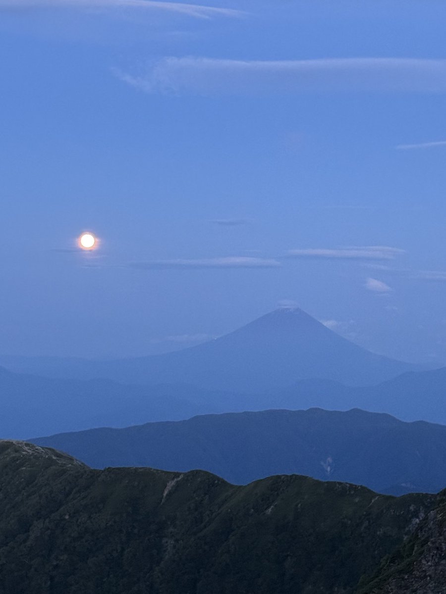 paraizII's tweet photo. 北岳で見た満月。 https://t.co/PmpULRwcMr