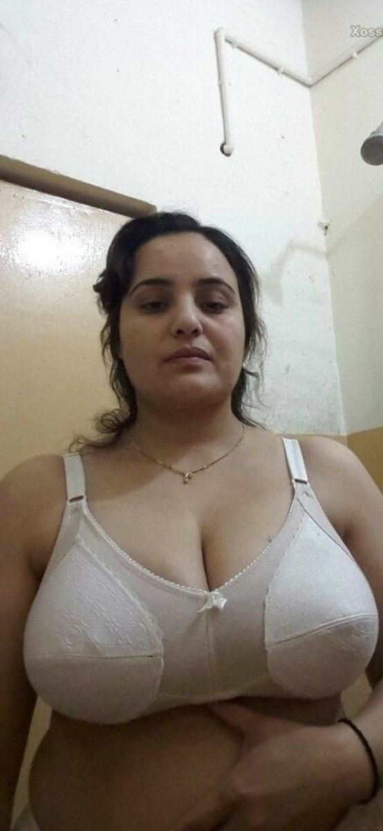 Galaxygfn's tweet photo. #aunty #auntyhot #desiaunty #auntyhot
#desiaunty 
#auntywife
#auntylover #twittertrednd https://t.co/vrQo8sOwPC