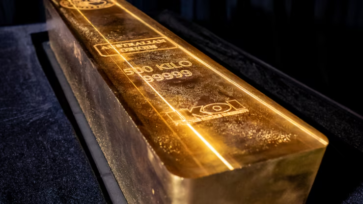 PWAW8db's tweet photo. Perth Mint sets Guinness record for world's largest gold bar https://t.co/02Ocio1C8w