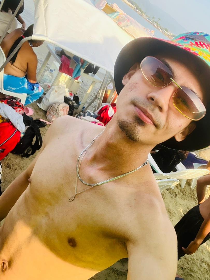 Anthony_Ale1605's tweet photo. 🇻🇪🇻🇪🌊🐚🏖️🏝️👙 Feliz 😀 https://t.co/2eQYEBNNCw
