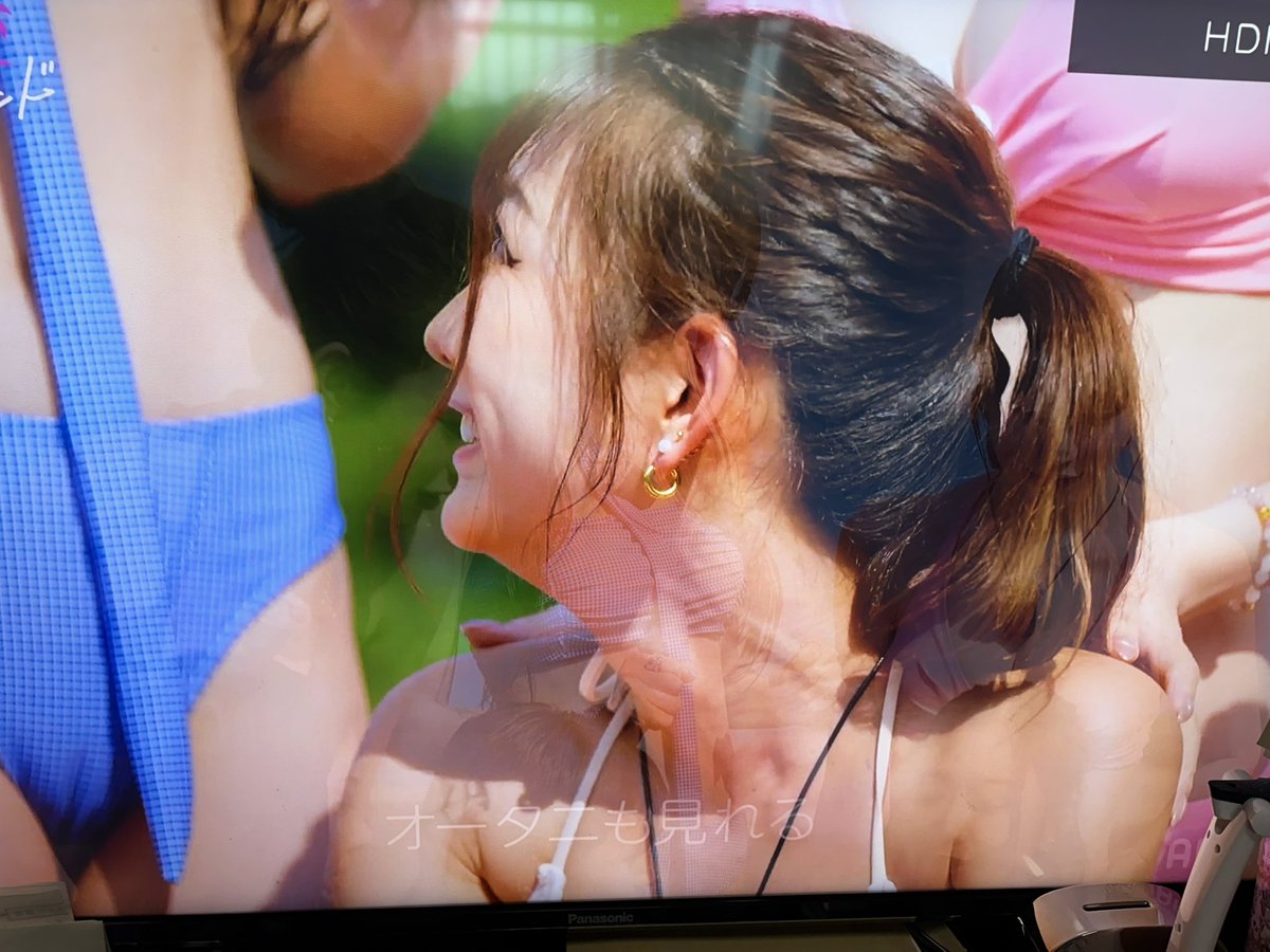 miuchin50's tweet photo. やばい真ん中の青の女性マンスジ見えちゃってるよ！アベマの今やってるシャッフルアイランドの1回目。ここまで見せちゃっていいの？アップにすると形がもろわかりです。 https://t.co/WEAT1JryUv