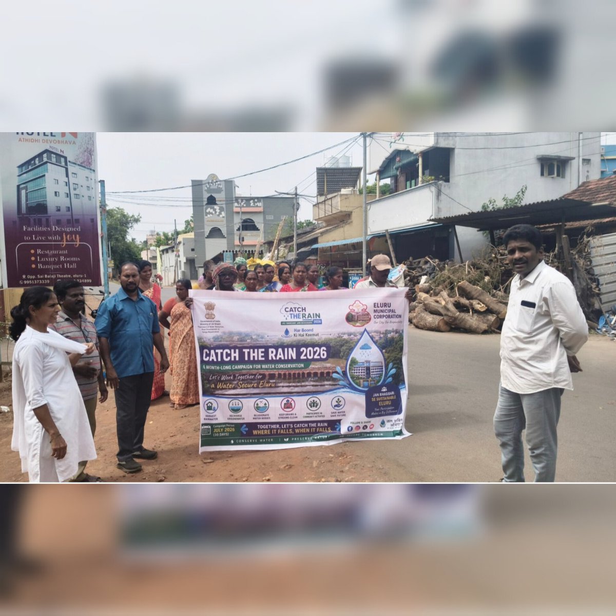 elurumc's tweet photo. ✨Eluru Municipal Corporation✨
🚰🌧️Under the Jal Sanchay Jan Bhagidari campaign, our dedicated Sanitation Workers and Sachivalayam staff of Circle 13 actively participated in driving awareness on water conservation and rainwater harvesting.
Let's secure our water future. 🚰✨ https://t.co/PG5paIwU1Z