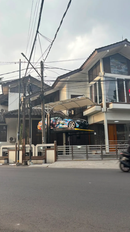 txtharihariWNI's tweet photo. Di komplek gue ada rumah yang 2 mobil Jermannya dibikin ke Jepang-Jepangan, terus cara nyimpen mobilnya kayak buat dipajang aja gitu 😂 Kalcer abis wkwkwk https://t.co/sjrATsfGBw