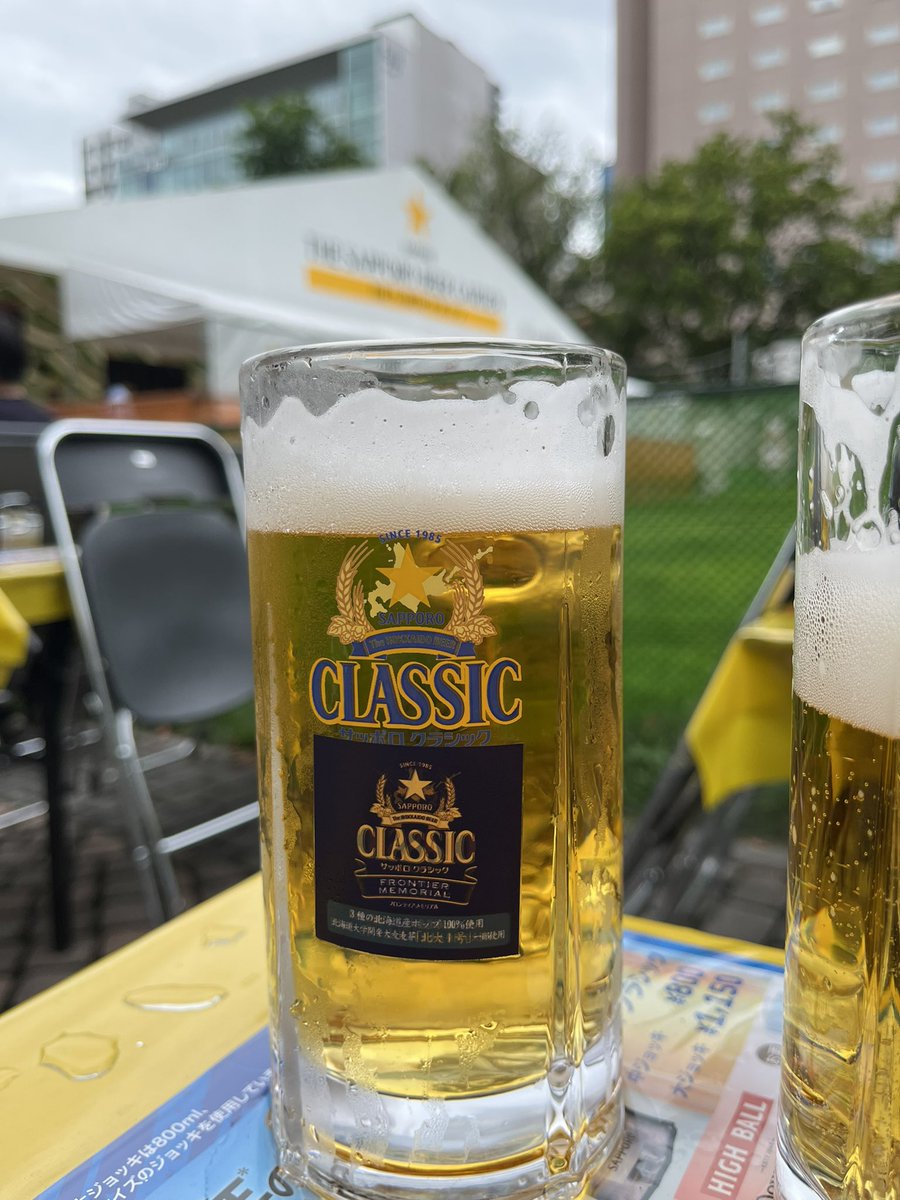 agwna9m's tweet photo. 今日から８月。やってまいりました、
大通公園のビアガーデン🍺
北大コラボの限定クラシック。
フロンティアメモリアル。
いただきまーす♪♪
外で飲むビールは最高ですね。 https://t.co/bJ6NhXOtM4