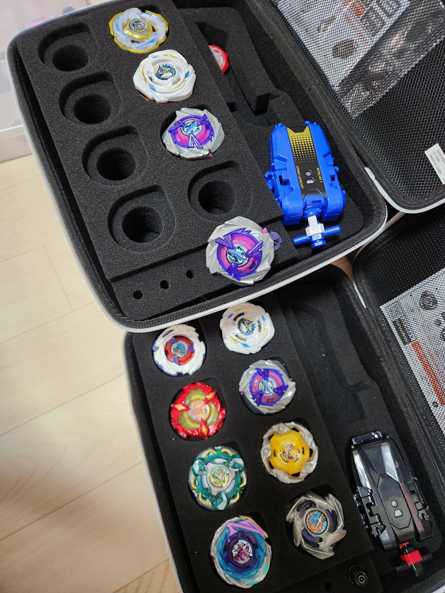 ryo_gr86red's tweet photo. 奥さんに引かせたら、ドレイクブレイブ出てきた😢
あと、息子もサメ欲しい！！ってうるさいので、
３匹目のシャークスケイルを開封。笑

#ベイブレードｘ https://t.co/n5yOOwbTaD