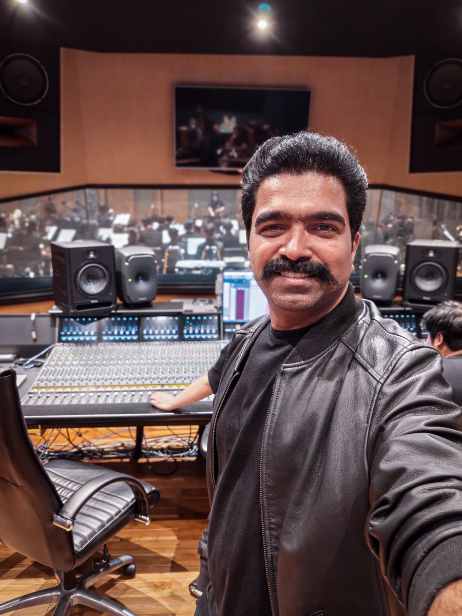 RaviBasrur's tweet photo. A 100-piece Orchestra. Maximum Impact for the Big Screen🧨

#Toxic 
#SoundofRBM https://t.co/HfVEzwQWcg