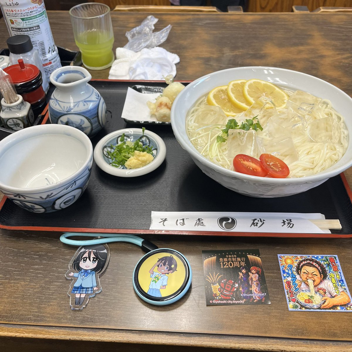 cotaromilky's tweet photo. 負け組なんでこの時間に
砂場さんにお邪魔
檸檬日和手延べひやむぎ〜豊橋天ぷら添え〜
をいただきます
あ、トマト抜くの忘れたw

無事に限定ステッカーゲットです♪

#砂場 
#だも豊 
#マケイン https://t.co/eZqzQw5czH