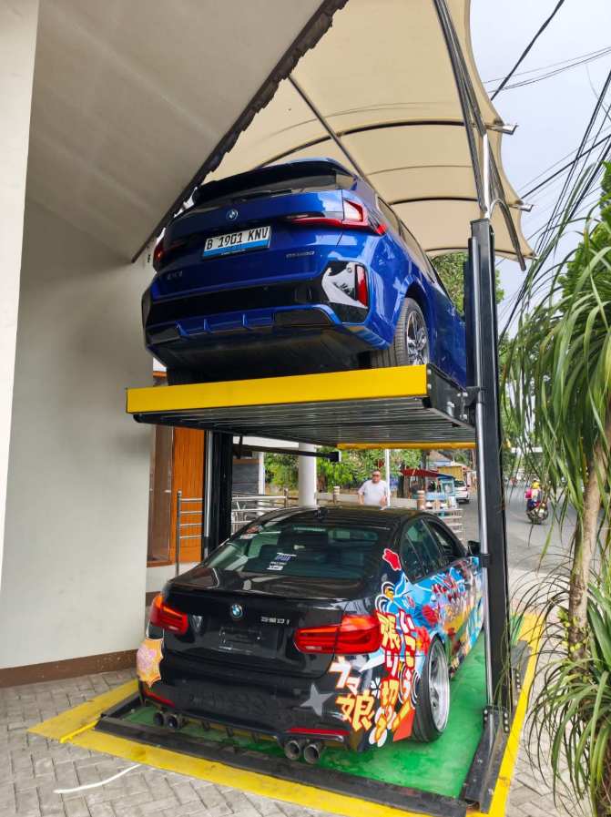 txtharihariWNI's tweet photo. Di komplek gue ada rumah yang 2 mobil Jermannya dibikin ke Jepang-Jepangan, terus cara nyimpen mobilnya kayak buat dipajang aja gitu 😂 Kalcer abis wkwkwk https://t.co/sjrATsfGBw