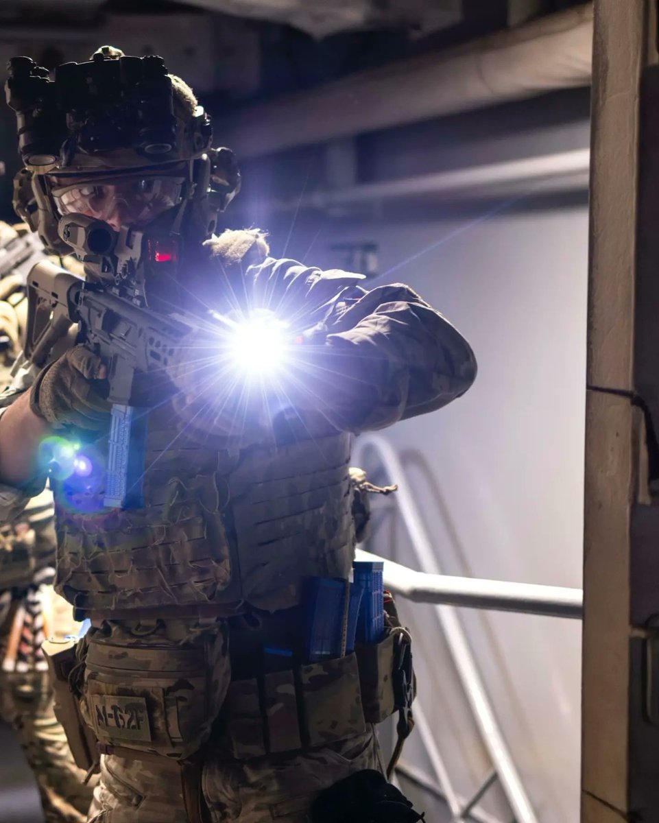 WORLDSFBOYS's tweet photo. 🇬🇧UK army practicing seizing a ship https://t.co/X5wuwi8Rh6