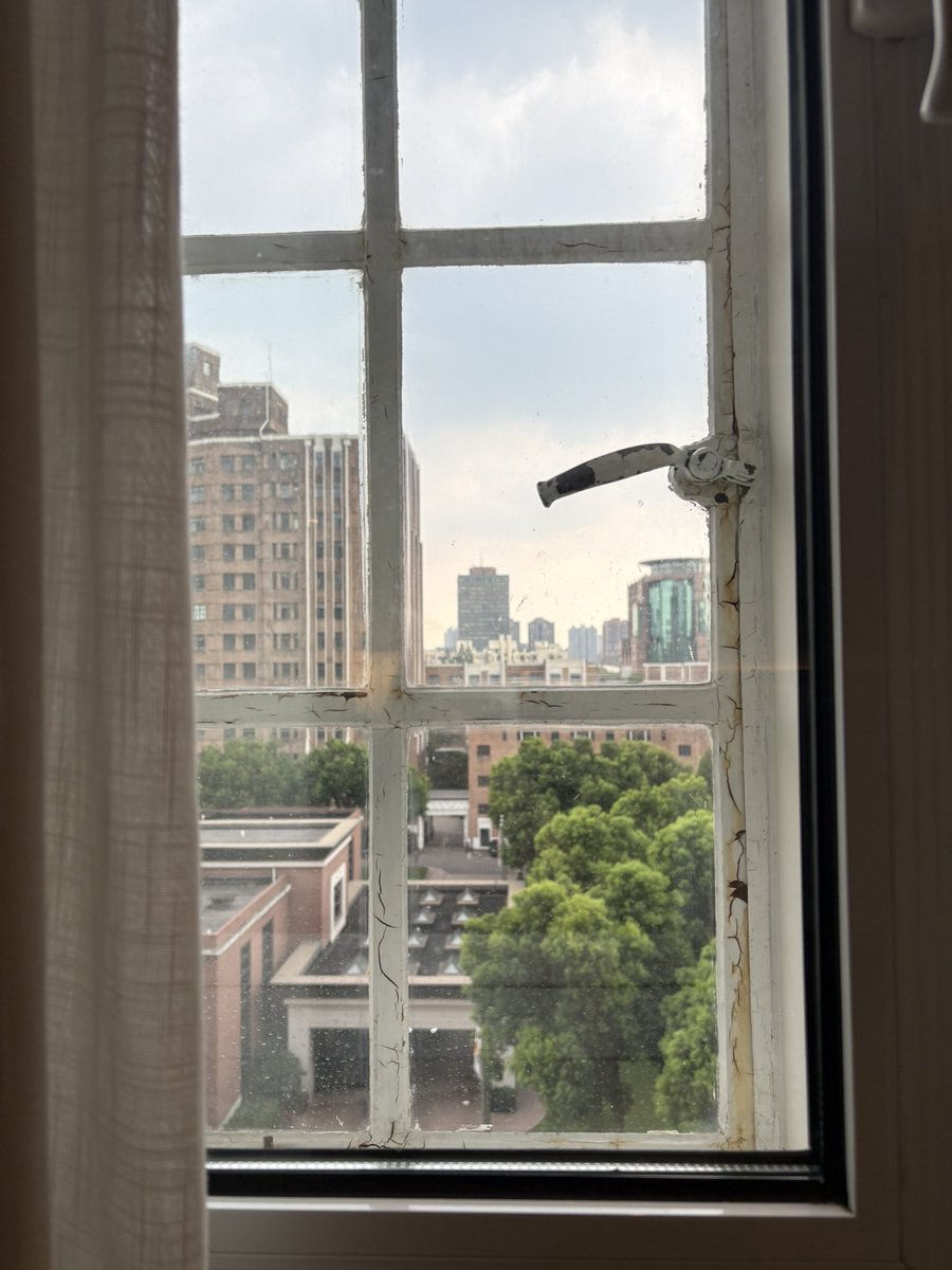 kyo1ei's tweet photo. ci的時候說房間正對著花園我在想是什麼花園呀原來是錦江小禮堂 https://t.co/doDHDMq1S4