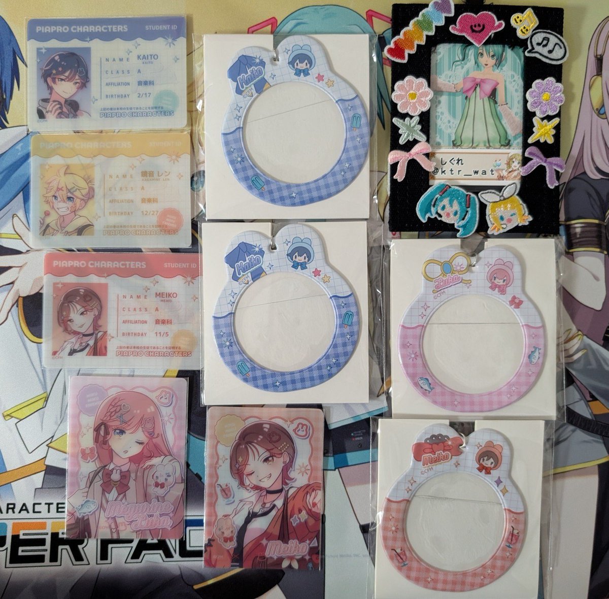 ktr_wat's tweet photo. 【交換】初音ミク ピアプロ キャンドゥ 100均

【譲】
缶バッジケース/前髪クリップ/アクキー/シール/ポーチ
★レン/ルカ/MEIKO/★KAITO

【求】画像3
ミク/リン
定価+送料185円

★の譲渡は無印もお迎えください
譲渡は440円から
♥は同種ミクとの交換のみ

郵送希望、プロカご一読お願いします https://t.co/NBEJKbEI3w