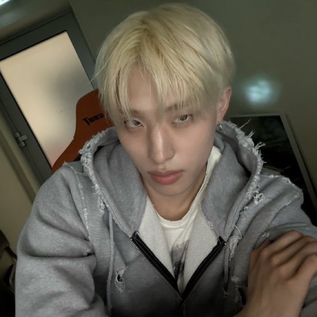 AboutMusicNWJNS's tweet photo. Keeho from P1harmony in a recent live:

“Guys why would i not be able to talk about newjeans? They got me personally hostage, they personally told me not to talk about NewJeans. I love newjeans guys we all know this” https://t.co/WNDpY7lQbU