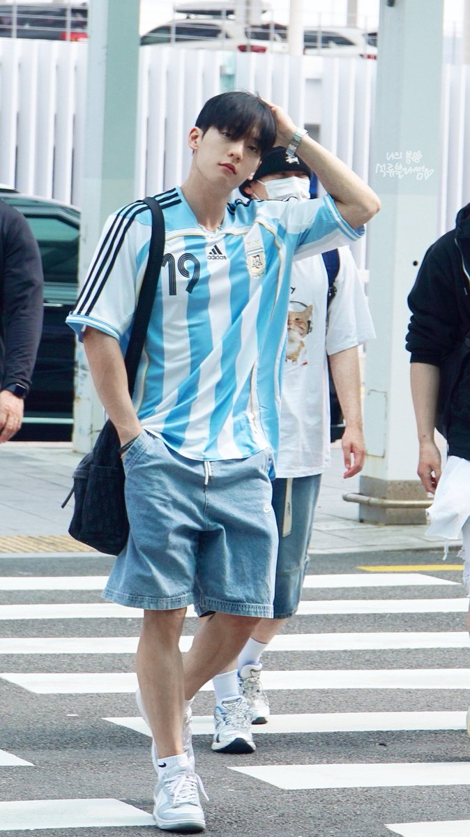 BlossomBtoB's tweet photo. 260801 상하이 출국

🙊💙

#이민혁 #허타람찌 #HUTA
#LEEMINHYUK #비투비 #BTOB https://t.co/8J3H67ew0e