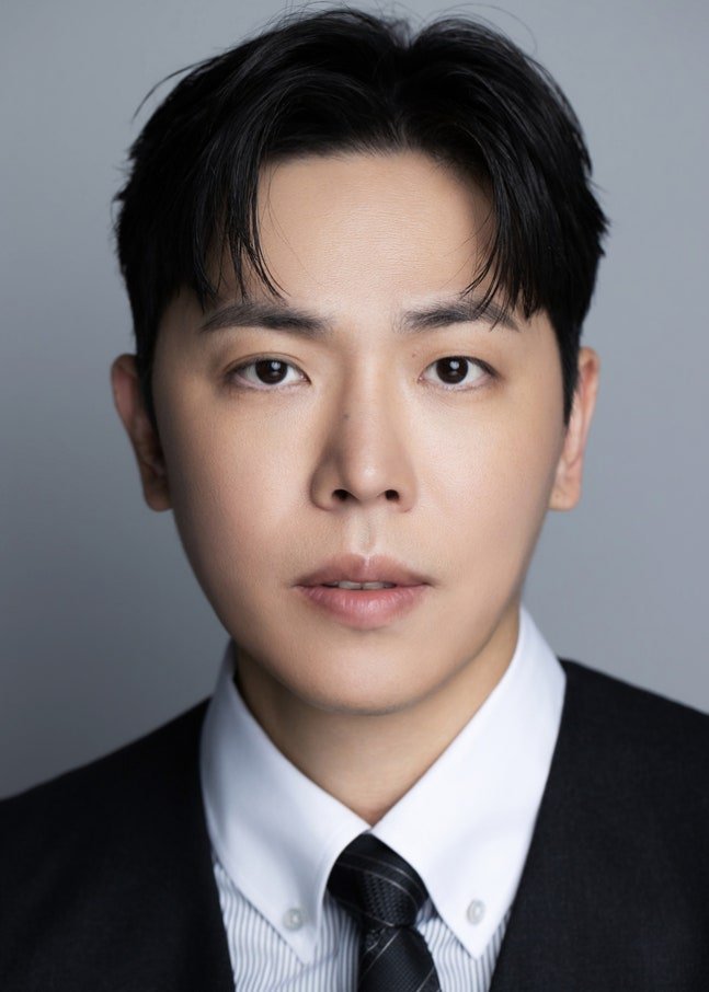 k_dramaindo_'s tweet photo. #LeeDongHa berbagi cerita di balik layar tentang keputusannya untuk melepaskam kesempatan menjadi kewarganegaraan Italia
#LeeDongHa mengungkapkan bahwa dia dulu lahir di Italia dan tinggal di sana hingga usia tiga tahun, sementara orang tuanya belajar di luar negeri.
Ia memiliki kesempatan untuk memperoleh kewarganegaraan Italia, tapi memilih kewarganegaraan Korea untuk menyelesaikan dinas militernya.
Menurutnya hal itu dipublikasikan dan dibesar besarkan sebagai kisah yang mengharukan. #LeeDongHa menjelaskan bahwa karena kedua orang tuanya adalah orang Korea dan dia tidak memiliki alasan khusus untuk menetap di Italia. Ia secara alami kembali ke Korea dan hanya memenuhi wajib militernya sebagai warga negara.
https://t.co/TfY7kFzOoy