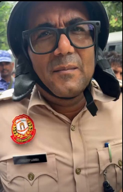LancerFlying's tweet photo. Delhi police Additional DCP Sandeep Lamba, who was record slapping a girl was also heard telling his troops "haddiyan todo inki"
The judge dismissed his case as being first time. "On one offence a distinguished veteran officer shouldn't be suspended". Wow. https://t.co/AvoNuzqrbB