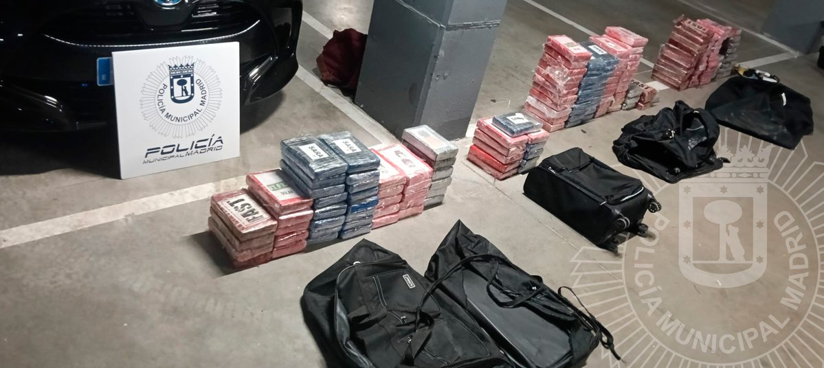 policiademadrid's tweet photo. 📍#Hortaleza 

🚨Incautados 111 paquetes de #Cocaína ocultos en un parking. 

📦 Se encontraban repartidos en varias bolsas, preparados para su distribución.

#IntervencionesPMM 
#PolicíaMunicipalDeMadrid https://t.co/KgrWk607pq