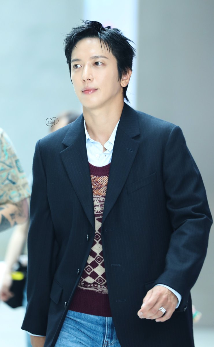 emotionaljyh89's tweet photo. 260731 퇴근길 #정용화 

🩵 https://t.co/4CjPmsAnqV
