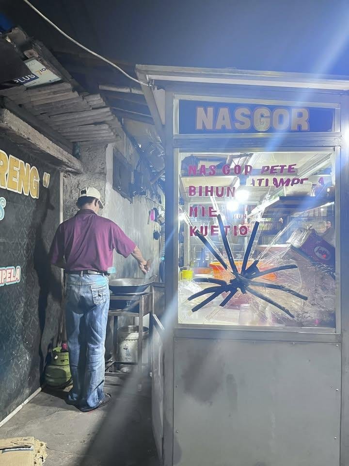 LiaAfri03881071's tweet photo. Maaf ya bapak aku bantu viralin😭🙏🏻
Aku ga tega liat dagangan bapak nya sepi pembeli, pas aku beli bapaknya lagi duduk di bawah (berharap nunggu pembeli yg datang) aku tau perjuangan seorang ayah nyari nafkah untuk keluarganya itu gimana🥹
Warga threads, kalo ada yang sekiranya orang bintara tolong di beli yaaa terimakasih❤️
‼️ LOKASI ‼️
 BINTARA 4
BEKASI BARAT (DEKAT GAPURA)
cc: juliatrrrr