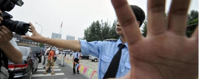 xiaoyun678543's tweet photo. 7月30日，独立时评人蔡慎坤在X转发一段警民电话录音，称其"足以撕碎盛世的谎言，那些为中共摇旗呐喊的人最应该听听"。录音一出，迅速在海外中文圈引爆！
注意——说这句话的，不是什么异见人士，不是海外维权人士，而是一个普通的北京大妈。
监控无处不在：你在群里说了什么，警察全都知道
北京朝阳区女居民陈永梅，因在社交群里讲述家庭困境，随即接到朝阳派出所警察来电。
警察开口第一句：
"你好，朝阳派出所的……陈永梅是吧？是不是昨天在你那个34号群里面说的一些……"
私人群聊内容，警察一清二楚。中共对民间言论的实时监控，在这一刻赤裸裸地暴露在录音里。
陈永梅没有退缩，直接回击：
"对，我说了，都我说了，咋了？我说的那些话都是我陈永梅说的，我说的都是实话，我说的是事实。"
陈永梅把一家人的绝境，一句句砸出来：
"三个月我们没有一点收入，我上有老下有小，孩子上不了学，学费要交几万多，人寿保险贷款两万多，老人要手术，我的家庭快都已经撑不住了，老人小孩我都管不了了。"
陈永梅斥责警察：
"这三个月你们派出所都有钱，你们当官的都是大老板能挣钱，我们老百姓有钱吗？有收入吗？有吃的有喝的吗？我们一天有时候吃一顿饭，有时候两天吃一顿饭，我就是三天不吃饭也行，我的老人怎么办？这就是事实，我没说假话。"
警察试图推卸：
"你有困难可以给社区那边说……"
陈永梅反问：
"我有困难社区说了，他给我办了吗？你们说有困难找领导，你们领导哪一个给我们说话了，哪一个给我们解决实际问题了？是不是老百姓一个一个都跳楼死掉，你们的工作做的就好了。我们农民的命就像一个白菜，你们拿我们当人什么了。"
陈永梅继续控诉：
"我以前开了个小广告店，因为封了三个月，店里的东西都坏了，我现在已经倒闭了，我现在没有生活的余地了。"
然后她说出了这段录音最震撼、最令中共颜面尽失的一句话：
陈永梅怒斥：
"你们还让我说啥？——是不是中国的第一大恶霸？！你们当官的拿着工资，我们老百姓没吃没喝，你们看到了吗？老百姓的死活你们都不知道吗？你们是不是爹生的娘养的，你们没有老没小吗？"
这六个字——"中国的第一大恶霸"——从一个北京大妈嘴里说出来，意义远不止于一句骂人的话。
警察只能辩解：
"你这个情况也不是我造成的呀，我只是想了解一下情况……"
陈永梅直接挂断：
"那你们解决不了，不要在这儿给我们打电话，该干啥干啥，把事实给老百姓解决一下。解决不好，你就别再给我们老百姓聊，你们别要伤口上再撒盐，我不跟你说了，挂了。"
电话就此挂断。
海外社媒评论炸锅：
"没活路，连人家有情绪还不行了。"
"听着很心塞很压抑，但事实确实如此，这就是墙内真实情况，失业，倒闭，破产，房贷车贷压力一样不少。"
"以'为人民服务'之名，行统治、剥削、奴役、压迫、监控、管制人民之实。这就是中共，这就是世界上的专制独裁政权。"
阿波罗网评论员王笃然分析：
老子《道德经》有言："民不畏死，奈何以死惧之。"
先说这六个字的重量——"中国的第一大恶霸"。
说这句话的是北京人。这不是普通意义上的"北京人"。北京人是中共七十多年重点培育、重点供养、重点洗脑的群体。从小学到大学，爱党教育密度全国最高；从粮食供应到福利待遇，北京享有其他省份无法比拟的特殊照顾。中共对北京的投入，本质上是一场政治收买——用物质换忠诚，用特权换认同。
一个接受了这一切的北京大妈，在2026年拿起电话，对着警察说出"中国的第一大恶霸"——这说明什么？说明这场政治收买，已经彻底失效了。
再看这段录音更深的一层。
这段录音发生在北京——全中国资源最集中、维稳力量最强的城市。然而就是在这里，一个普通北京女居民三天吃不上饭，警察打来电话，却只能说"这不是我造成的"。
如果连北京的老百姓都已经活到这个份上，河南、甘肃、贵州、东北那些被遗忘的角落，情况只会更加惨烈。如果连北京的警察——中共维稳体系最精锐、资源最充足的一环——面对愤怒的百姓都只能退缩、劝说、推卸责任，那么其他省份的基层警察，又凭什么比北京更强硬、更有底气？
镇压工具开始推卸责任的那一刻，往往是统治最脆弱的时刻。陈永梅的电话，不只是一个北京女人的愤怒，而是一面照出整个中国的镜子——从天子脚下到穷乡僻壤，中共基层统治的裂缝，正在同时扩大。